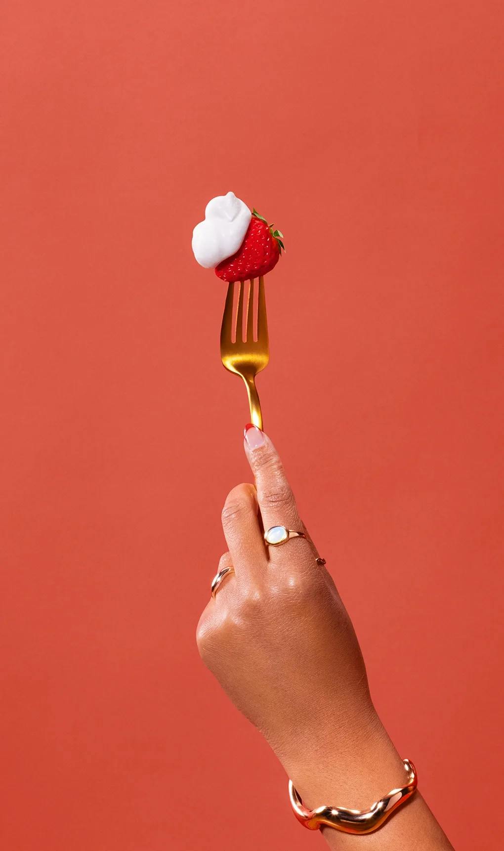 SHAKES SC HT Holding Strawberry W Cream v2 RGB