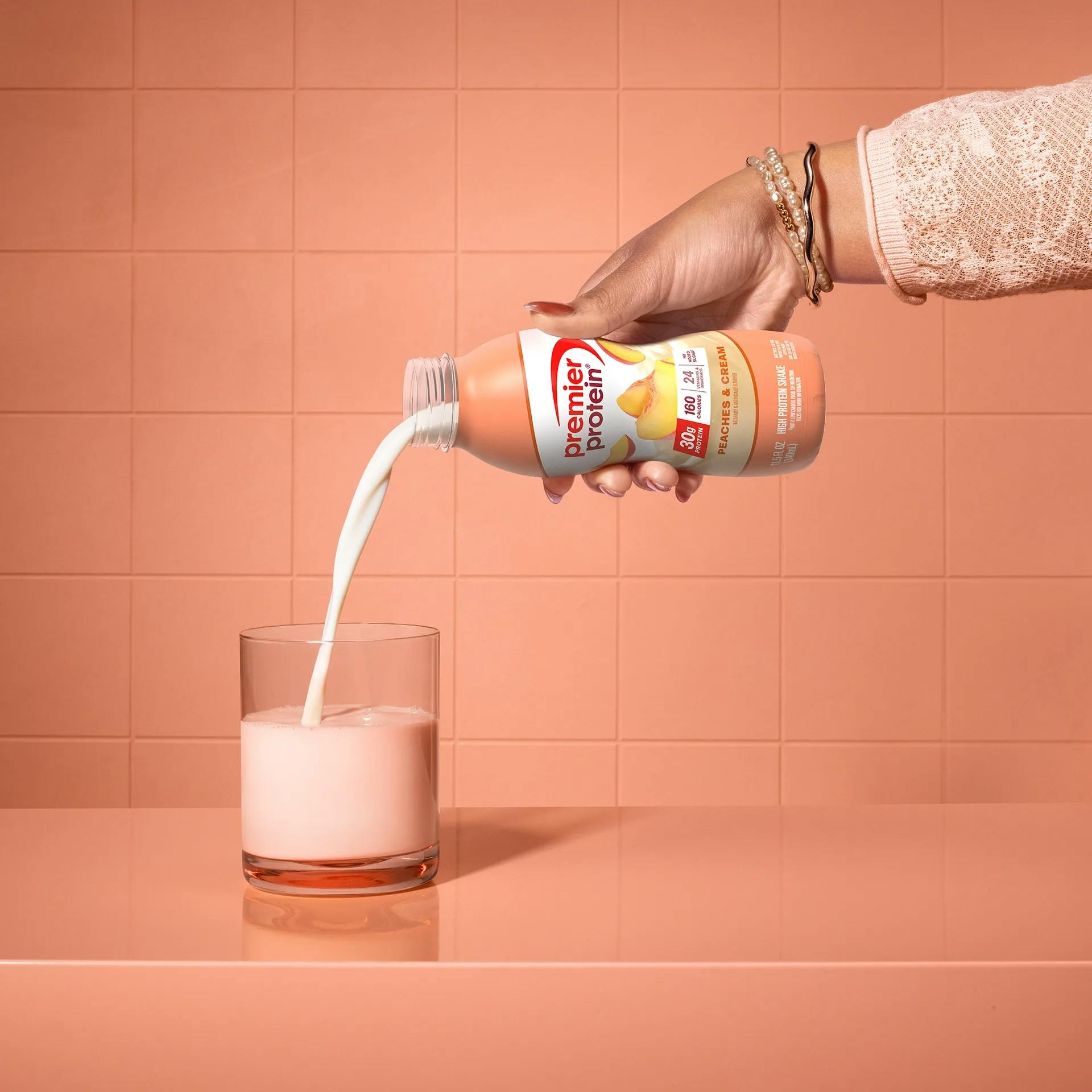 SHAKE PCH HT Pouring In Glass R3 RGB Protein Shake