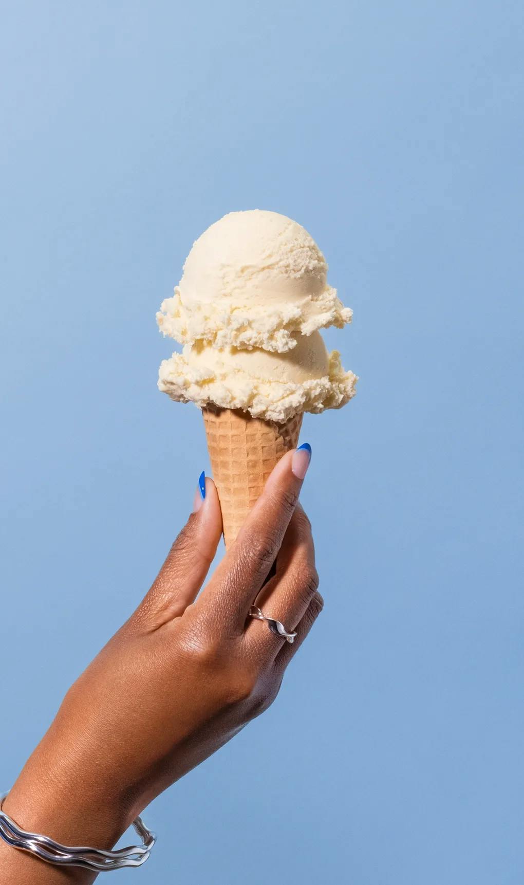 SHAKE VAN HT Holding Ice Cream Cone v3 RGB