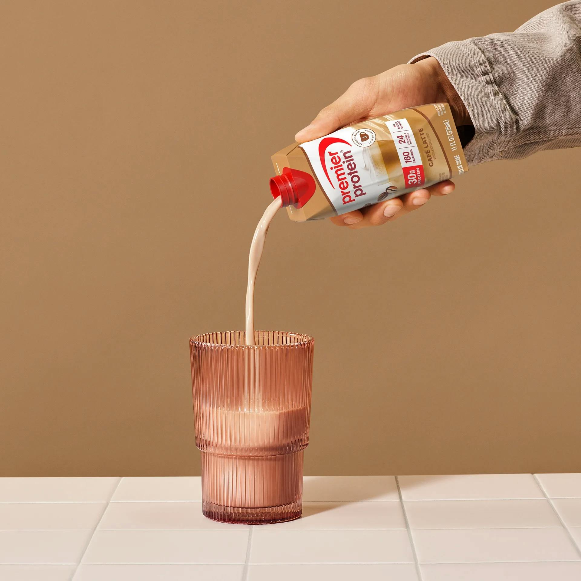 TETRA CAFE HT Pouring Into Glass v3 RGB Protein Shake